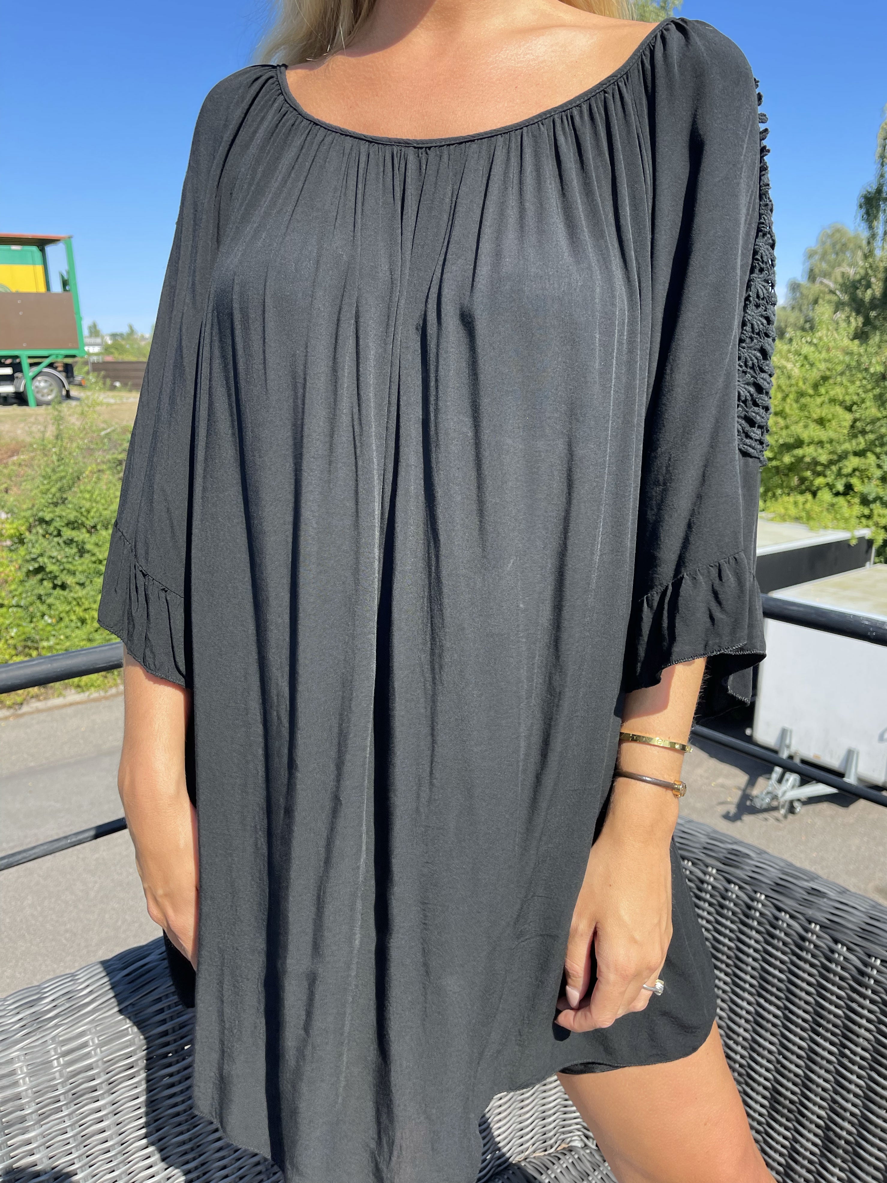 Samara - Söt lös tunika med broderier på ärmarna